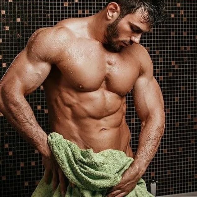 мужчина принял душ перед упражнениями по увеличению члена